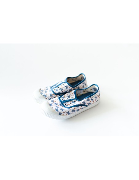 zapatos blancos con palmeras