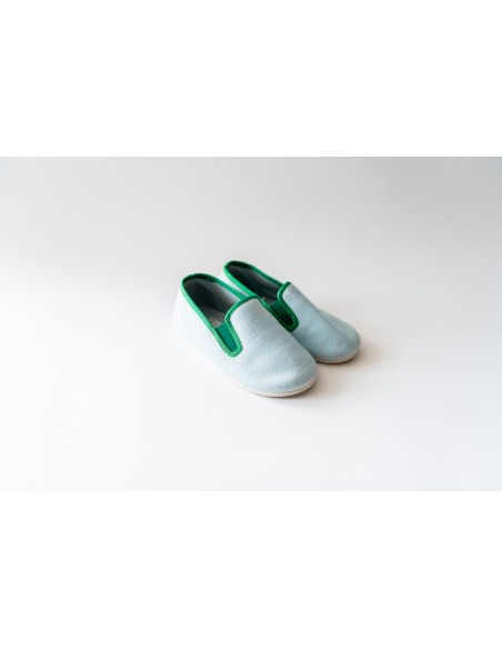 zapatos celestes con filo verde