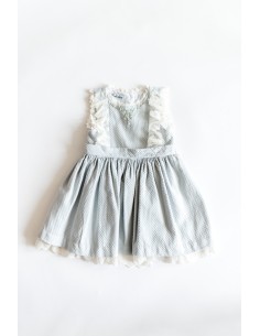 vestido celeste con bordados, detalles en blanco