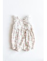 monito blanco con flores rojas y hojas vereds