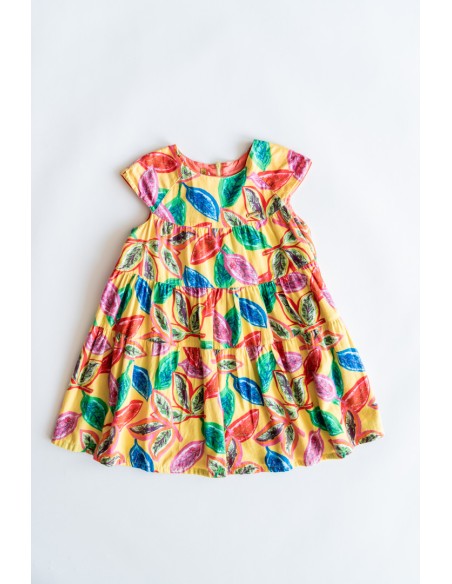 vestido amarillo con hojas verdes de colores