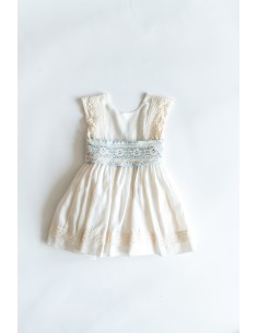 vestido beige con detalles celestes