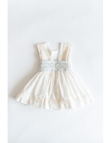 vestido beige con detalles celestes