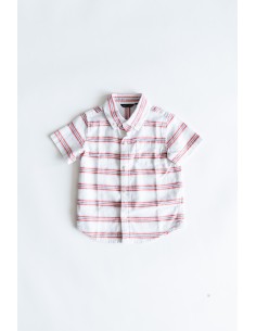 camisa blanca con rayas rojas