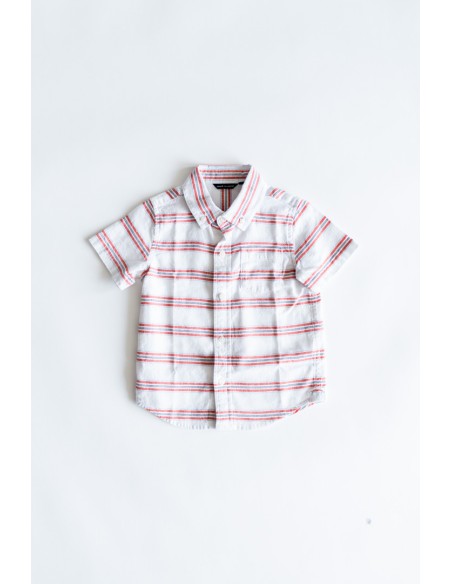 camisa blanca con rayas rojas