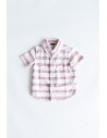 camisa blanca con rayas rojas