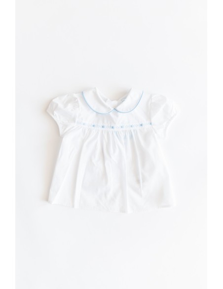 camiseta blanca con cuello filo celeste