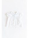 camiseta blanca con cuello filo celeste