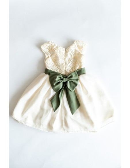 vestido beige con cinton verde