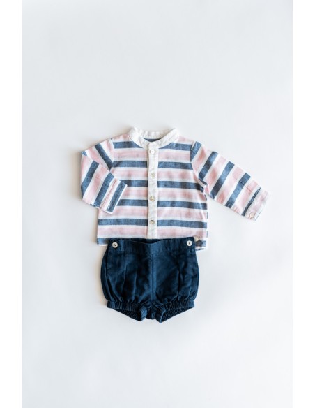 set short azul y camisa franjas rosadas y azules