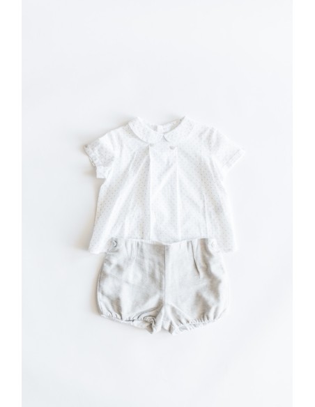 set short gris camisa blanca con puntos