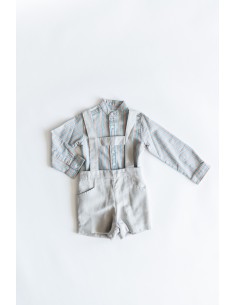 camisa azul rayas naranjas y short gris