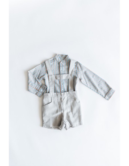 camisa azul rayas naranjas y short gris