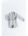 camisa azul rayas naranjas y short gris
