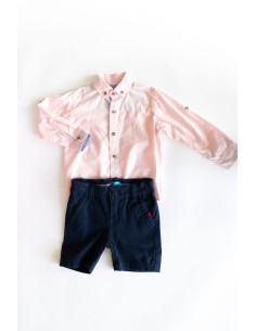 set short azul oscuro y camisa rosada