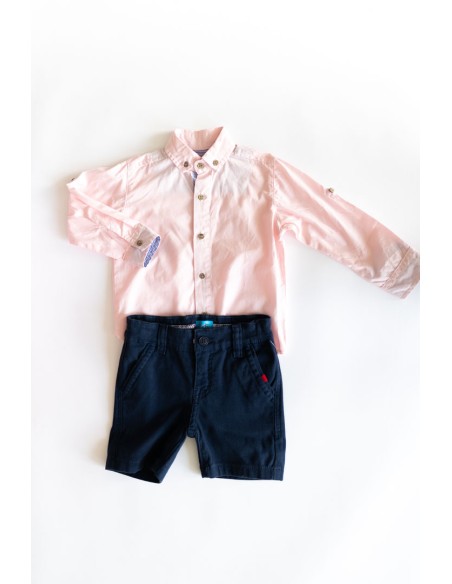 set short azul oscuro y camisa rosada