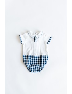 monito blanco con cuadros azules oscuros