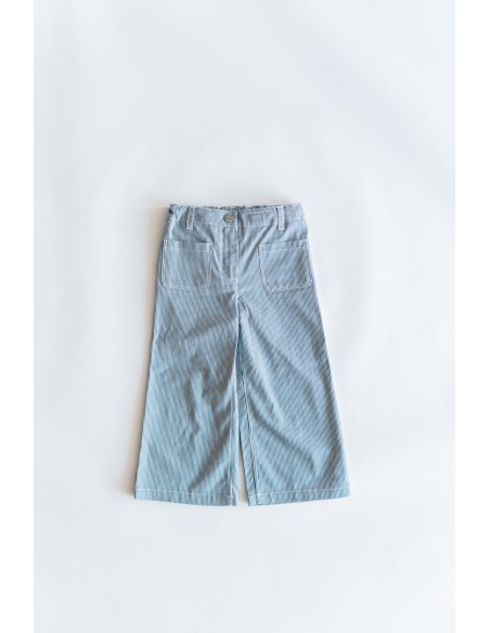pantalon azul con rayas blancas