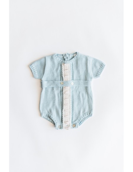 monito de punto celeste con detalles beige