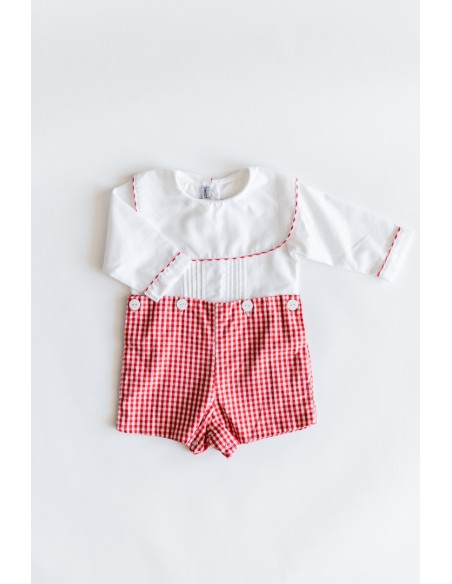 set short cuadros rojos y camisa nblanca