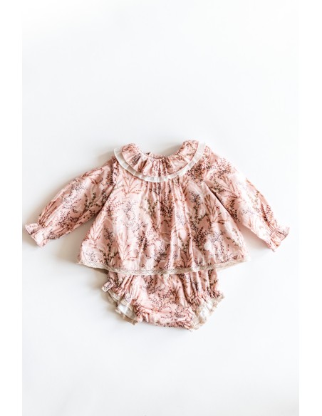 set rosado con cuello blanco y rosado hojas cafes, con calzon