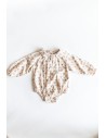 monito beige con florcitas