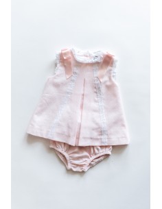 vestido rosado con detalles blancos, cintas rosadas, cubre panal