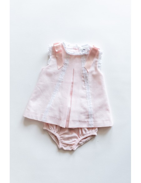 vestido rosado con detalles blancos, cintas rosadas, cubre panal