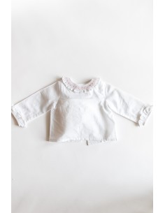 camiseta blanca borde cuello rosado