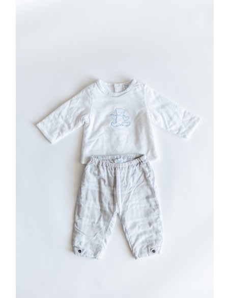 set pantalon gris rayas celestes y azules camiseta blanca con osito