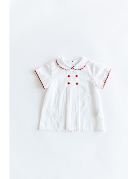 camisa blanca con botones rojos