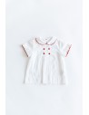 camisa blanca con botones rojos