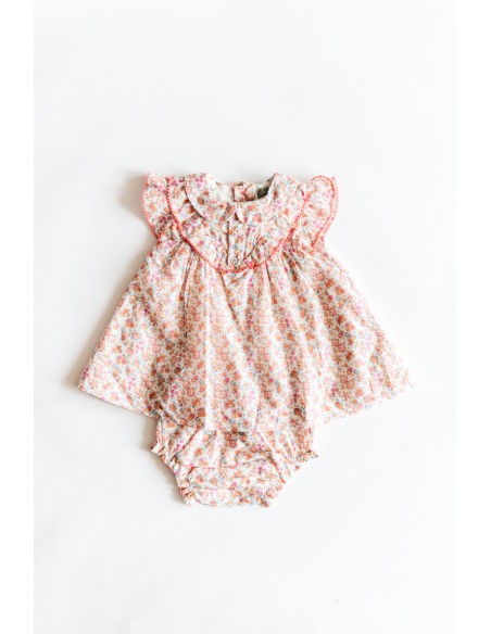 vestido beige con flores rosadas, naranjas y fucsias