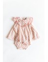 vestido beige con flores rosadas, naranjas y fucsias