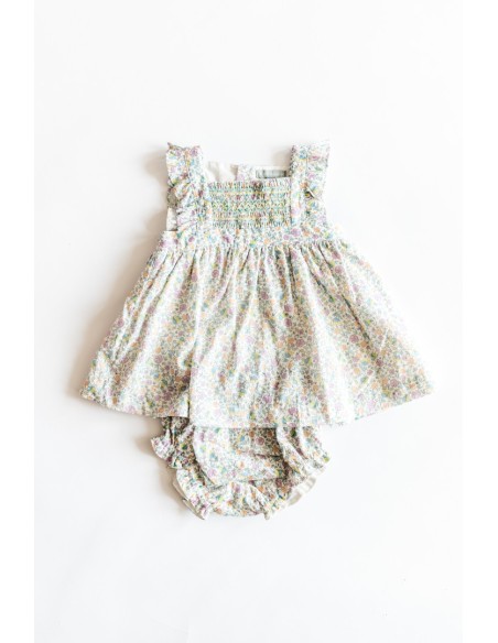 vestido beige con flores azules verdes y moradas
