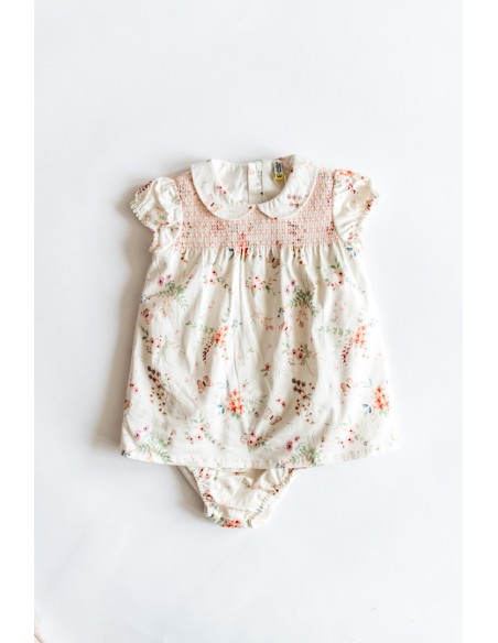 vestido beige con mariposas y flores rosadas