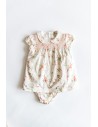 vestido beige con mariposas y flores rosadas