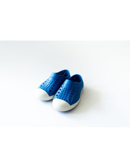 zapatos azules de plastico