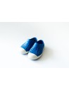 zapatos azules de plastico