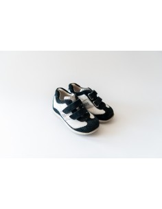 zapatos blancos con azul y plateado
