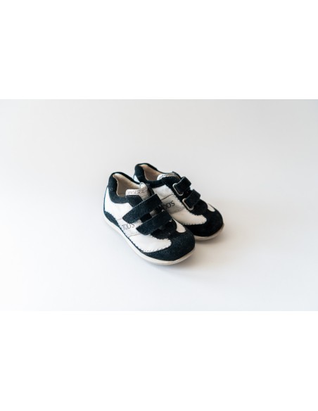 zapatos blancos con azul y plateado