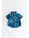 camisa azul con hojas celestes