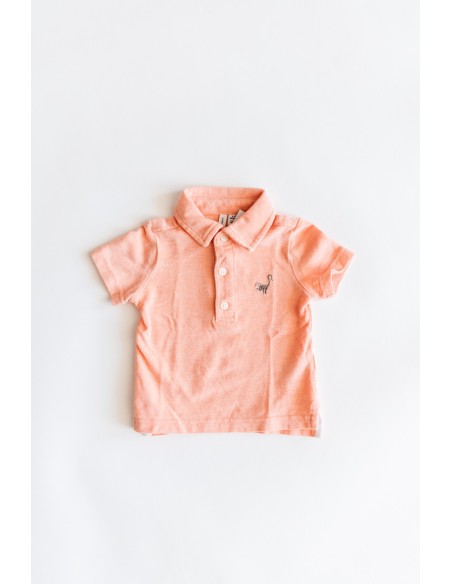 polo naranja con mono