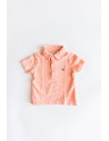 polo naranja con mono