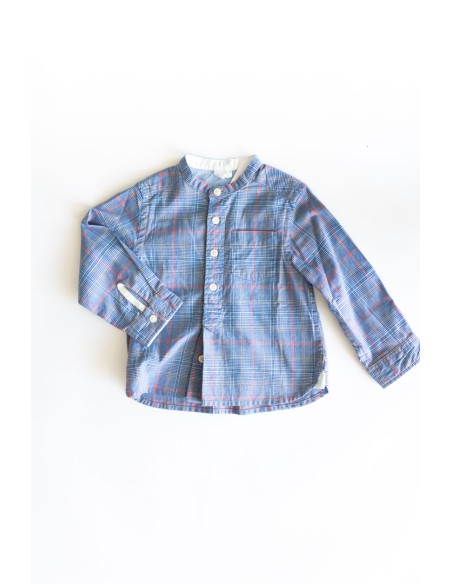 camisa azul con rojo