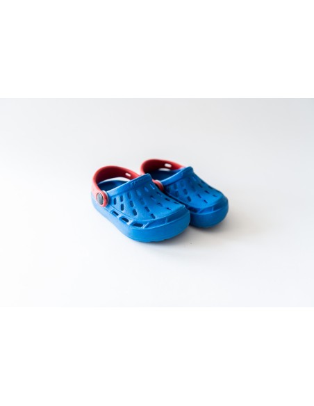 crocs azules con rojo