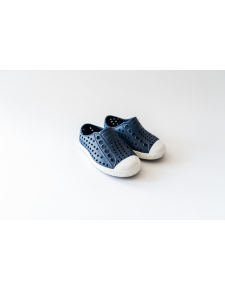 zapatos azules con blanco