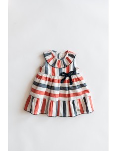 vestido blanco con rayas rojas y azul oscuro