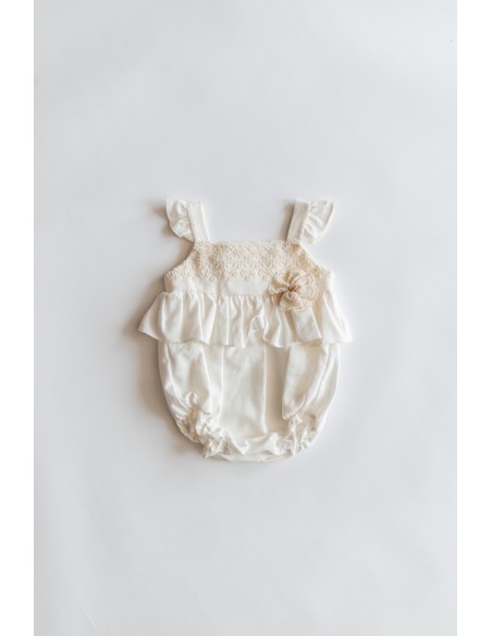romper banco con detalles en pecho beige