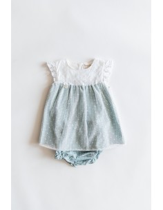 vestido cuadros turquesas y encima capa blanca